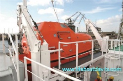 5.0m with 16 persons Fire-proof FRP Totally Enclosed Lifeboat With Gravity Luffing Arm Lifeboat Davit